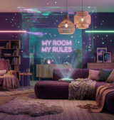 Sala de estar futurista com personalização sensorial, cores expressivas em tons de roxo e verde, letreiro neon My Room My Rules
