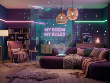 featured_image-2 Sala de estar futurista com personalização sensorial, cores expressivas em tons de roxo e verde, letreiro neon My Room My Rules