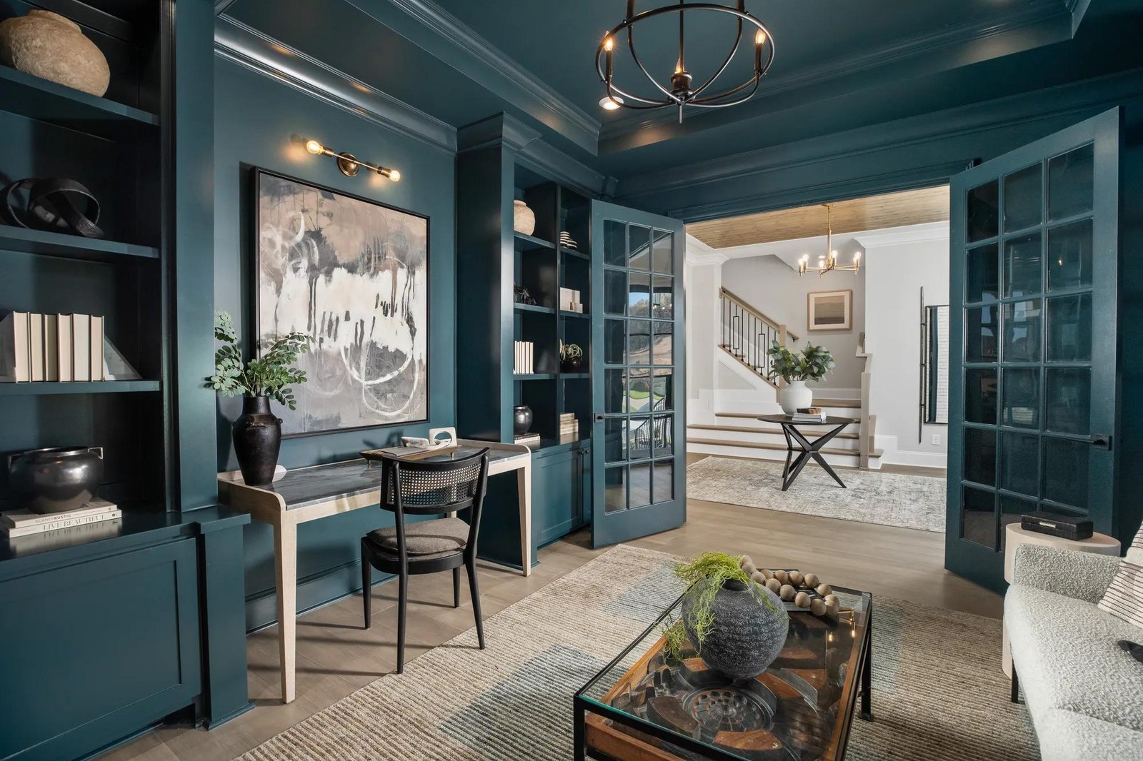 Sala de jantar com color drenching em azul profundo moody blue, tendência de design de interiores 2026