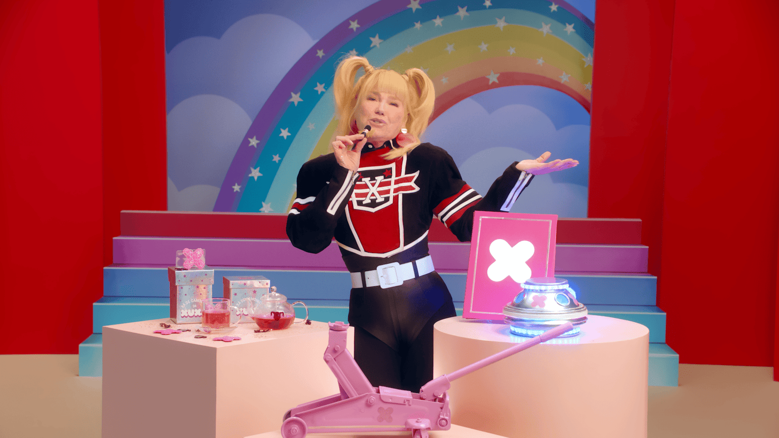 Campanha Faz Bonito do Canva com Xuxa Meneghel no cenário estilo programa infantil dos anos 90